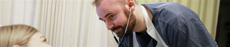 En sjuksköterskestudent lyssnar i ett stetoskop