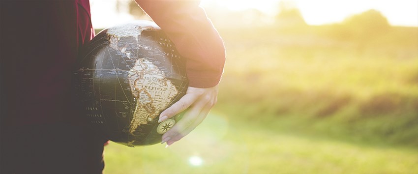 Hand som håller jordglob