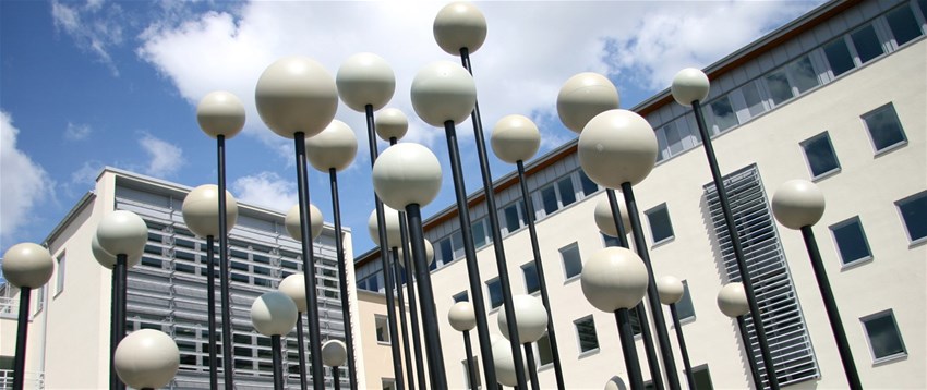 Konstverk framför Högskolan Väast