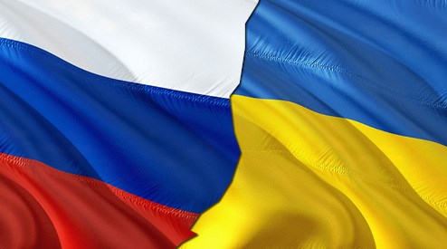 Flaggor Ukraina och Ryssland