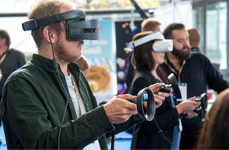 Student med VR-glasögon