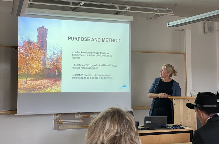 Foto på Ellinor Torsein i en föreläsningssal.