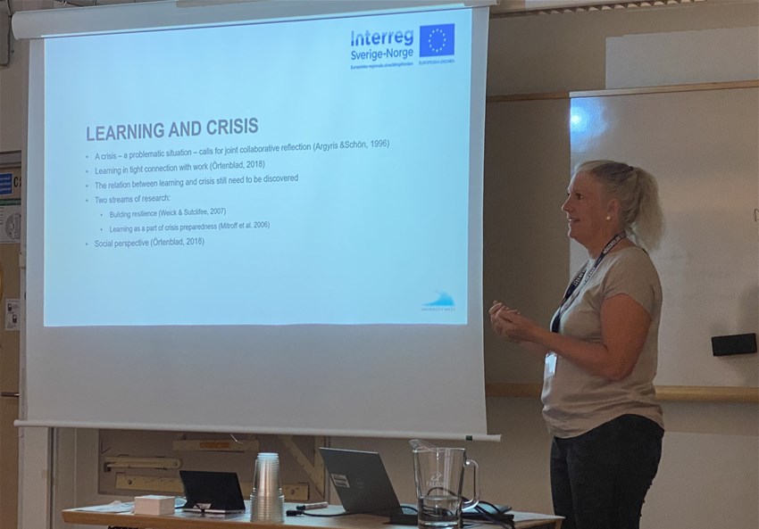 Foto på Ritva Rosenbäck i en föreläsningssal.