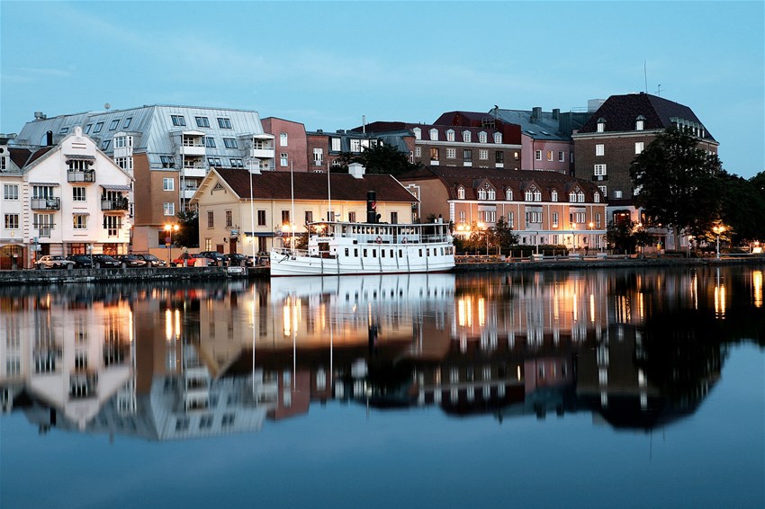 Image of Strandgatan in Trollhättan city at night.