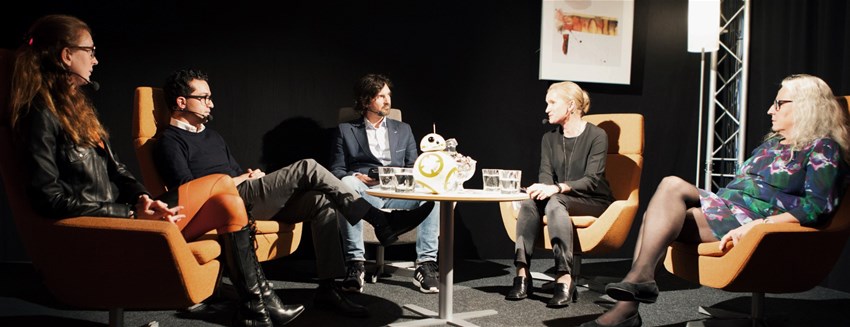 Radioprofilen Morgan Larsson i samtal med fyra forskare på en scen