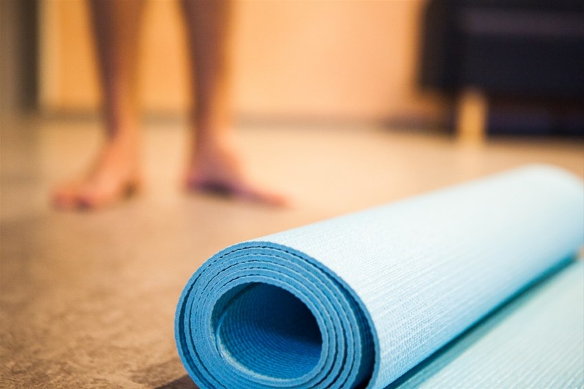 Yogamatta liggandes på golvet
