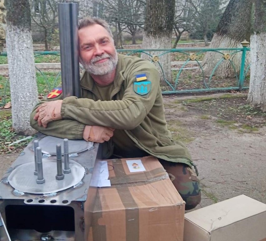 Soldat i Ukraina vid fältkamin tillverkad i Sverige