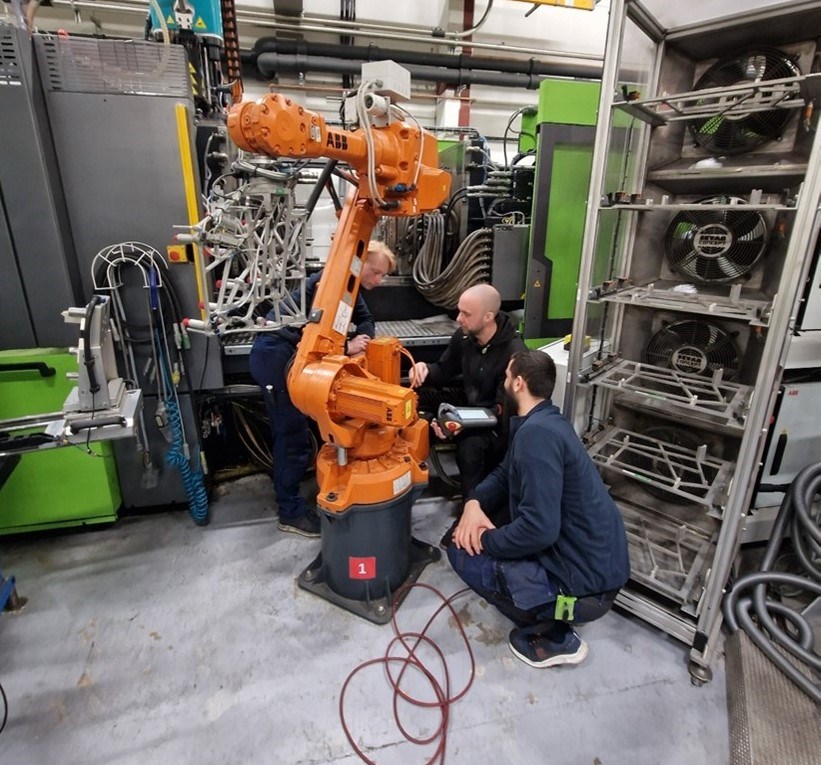 Labbbövningar med industrirobot på PTC