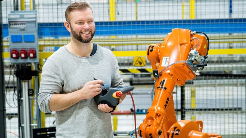 Student på Högskolan Väst som läser robotteknik