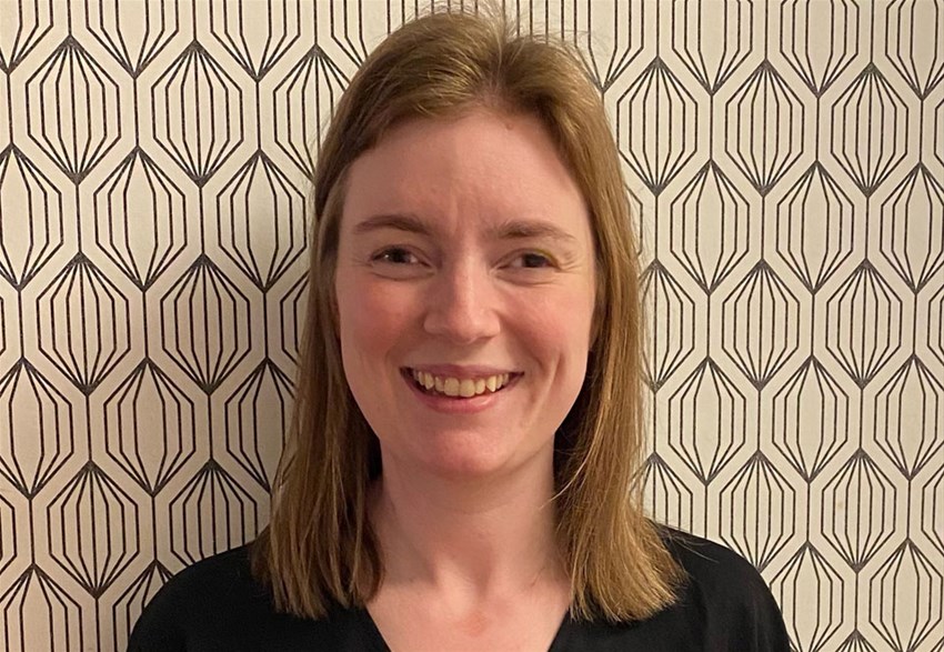 porträttbild kvinnlig student i svart tröja