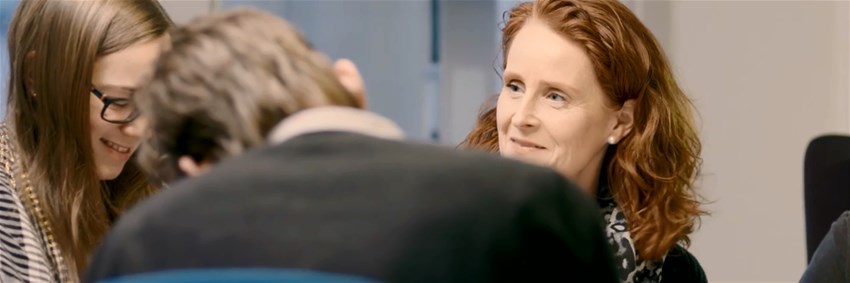 Lärare och studenter i undervisningsmiljö. Foto