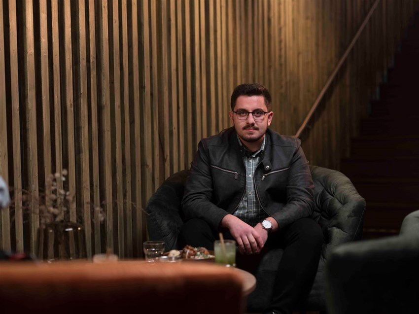 Student som sitter vid ett bord på ett café