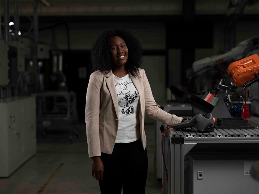 Student står framför en robot i PTC