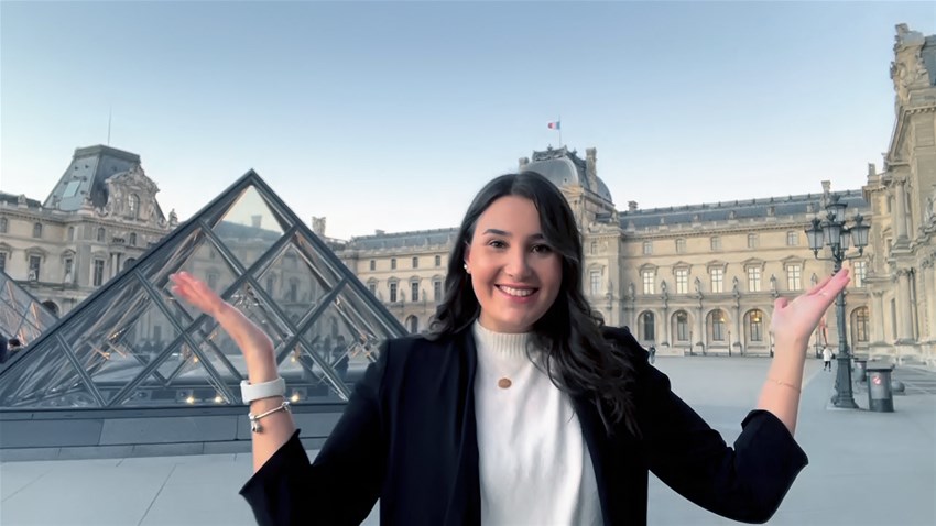 Student som gör praktik i Paris, står framför Louvren.