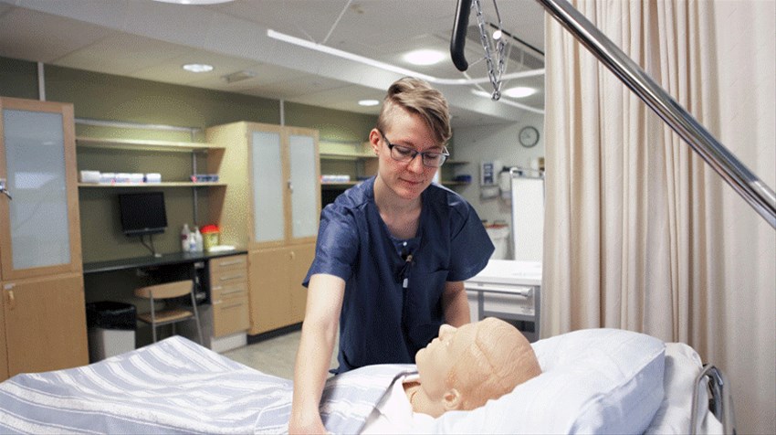 Ett bildspel som föreställer vård av äldre och inom sjukvården