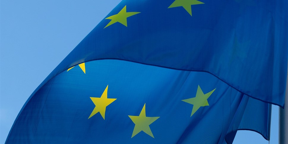 EU:s flagga som vajar i vinden
