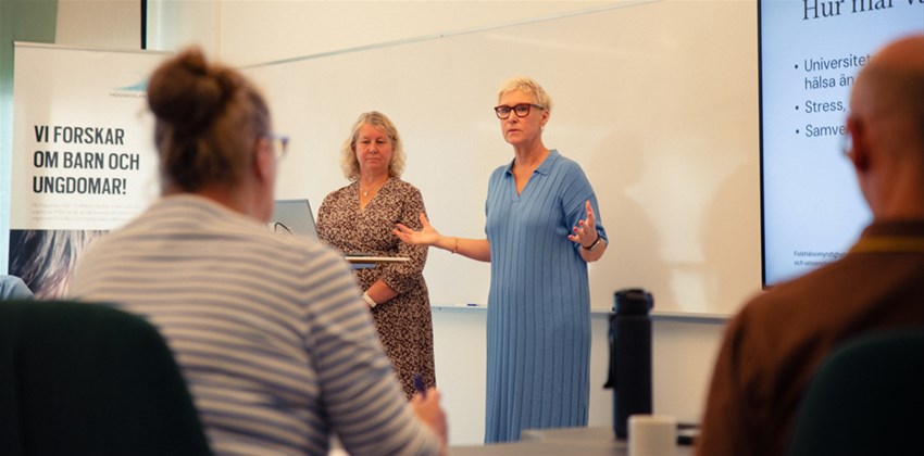 Två personer håller föredrag i en lärosal