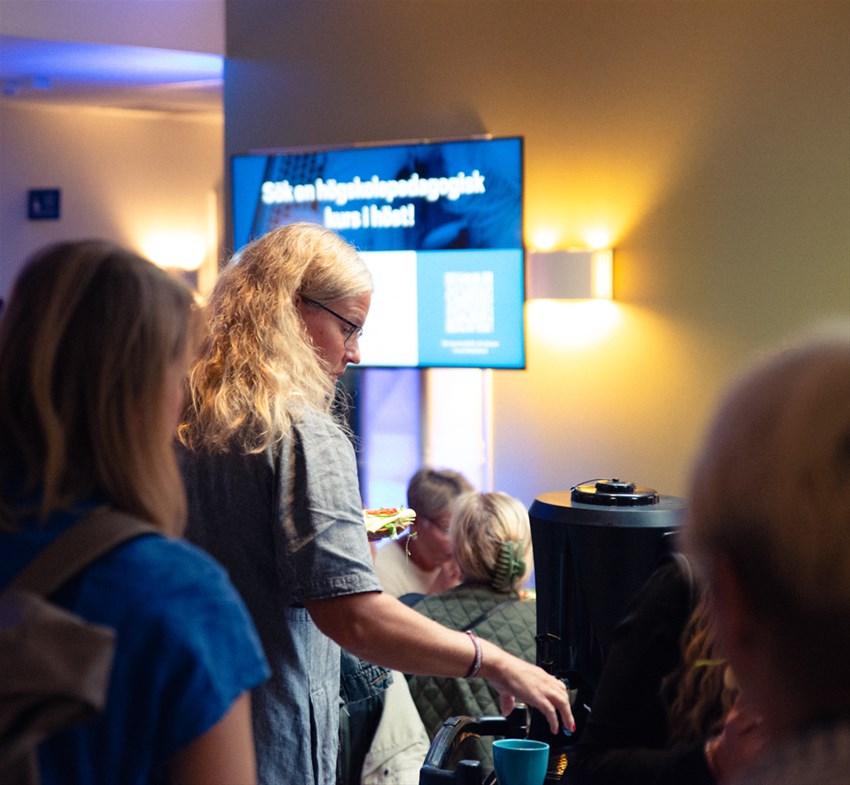 Kvinna som tar en kopp kaffe på konferens