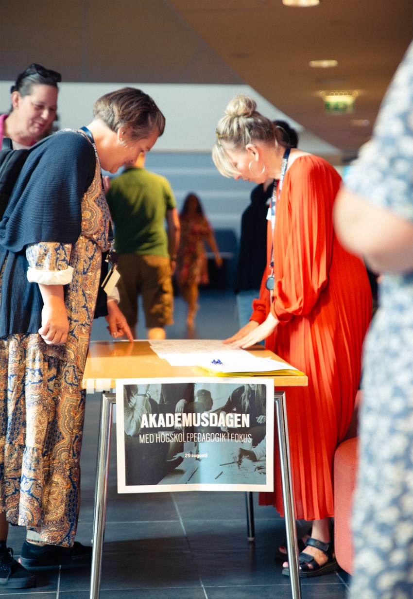 Två kvinnor som tittar mer på ett bord