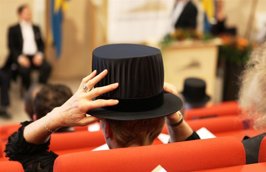 Foto från Albertsalen med doktorshatt i fokus
