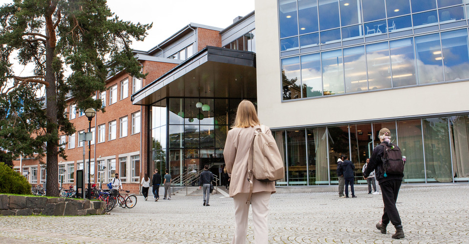 Student går mot Högskolan Västs campus.