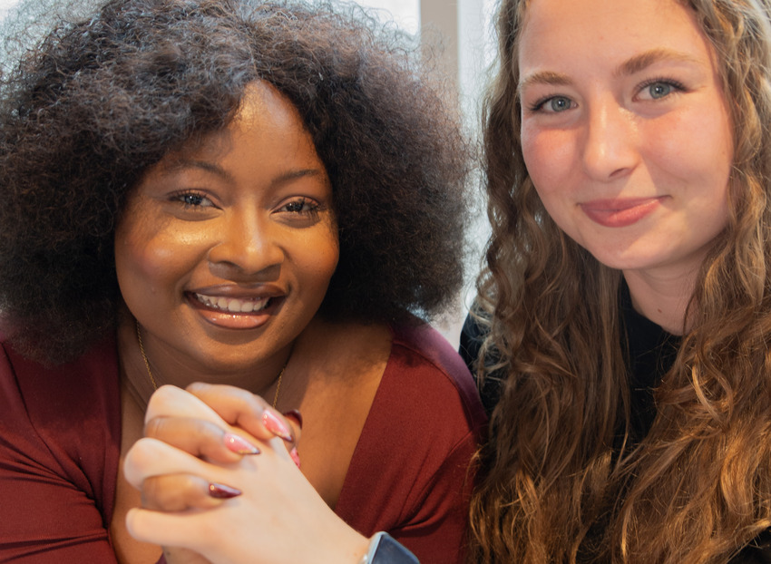 Två studenter håller varandra i  handen.