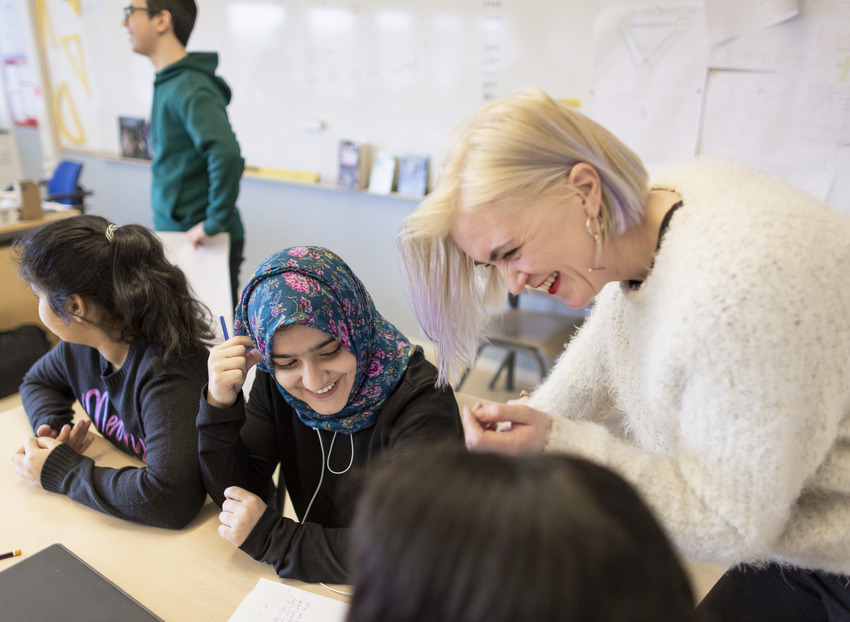 Elever och lärare i klassrum