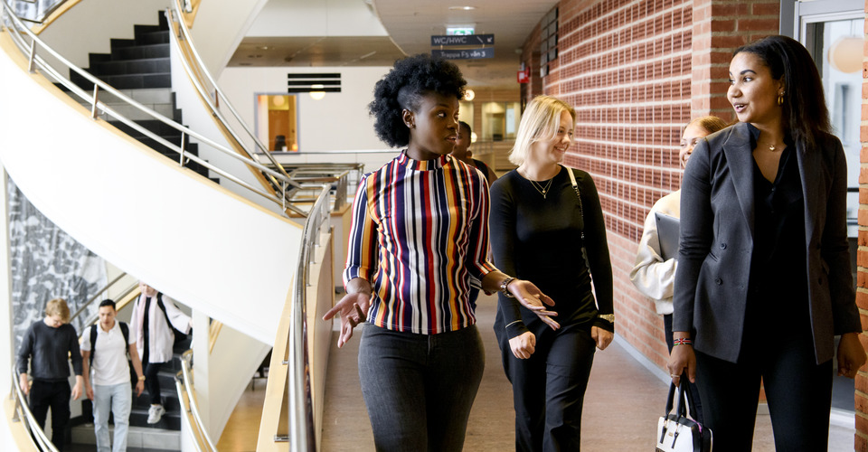 Studenter på Högskolan Väst går på ett av våningsplanen inne på campus.