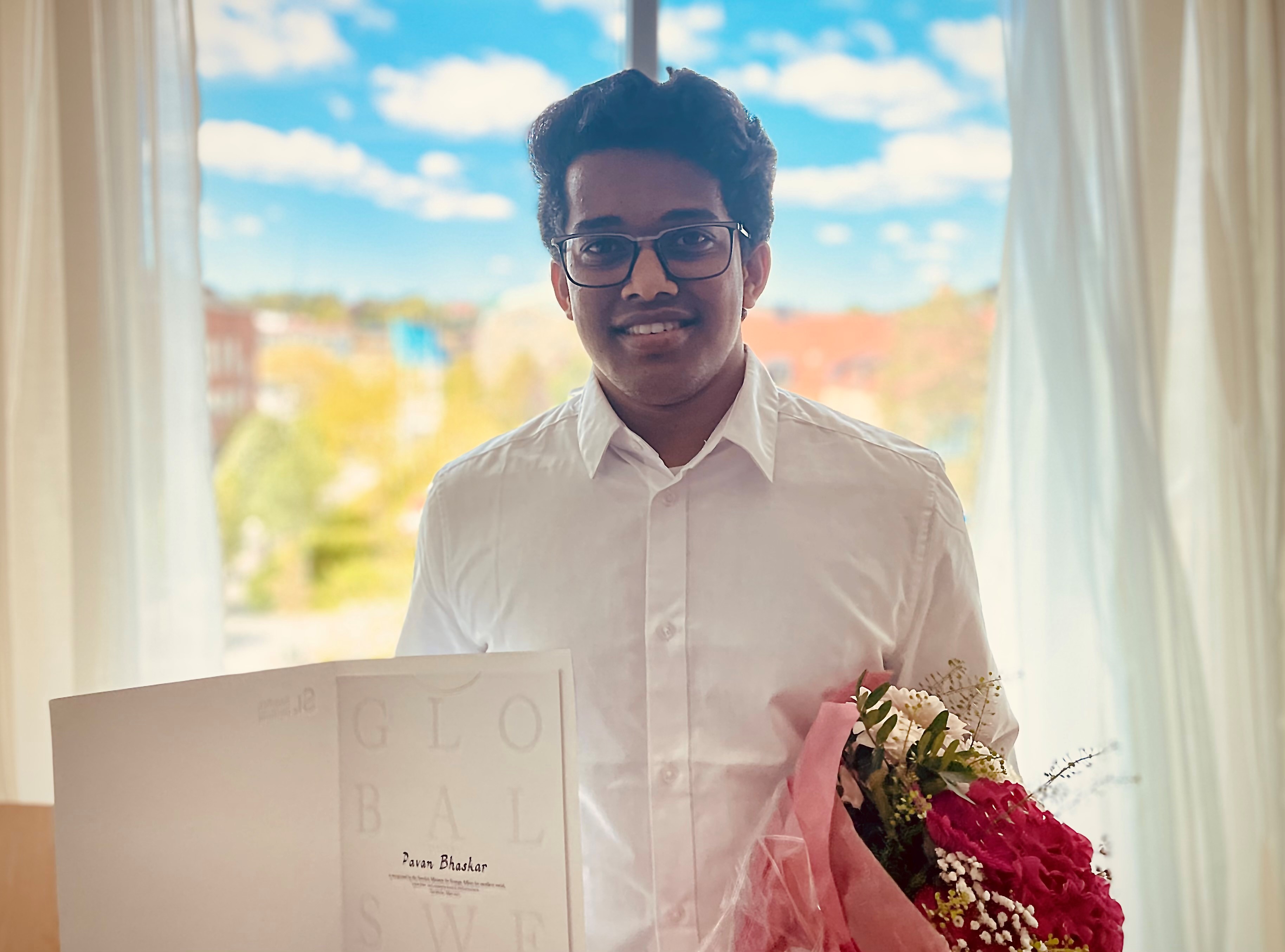 Pavan Bhaskar holding a certificate naming him Global Swede 2021