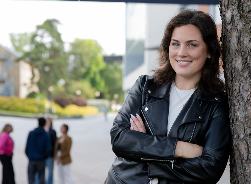 Student i förgrunden och flera studenter bakom.