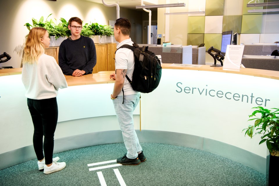 Två studenter besöker Servicecenter