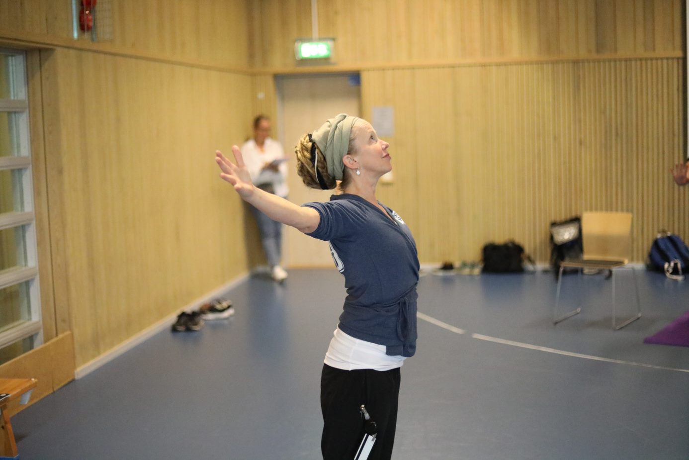 Yogautbildare Josefin Wikström i yogaposition med utsträckta armar i bredd