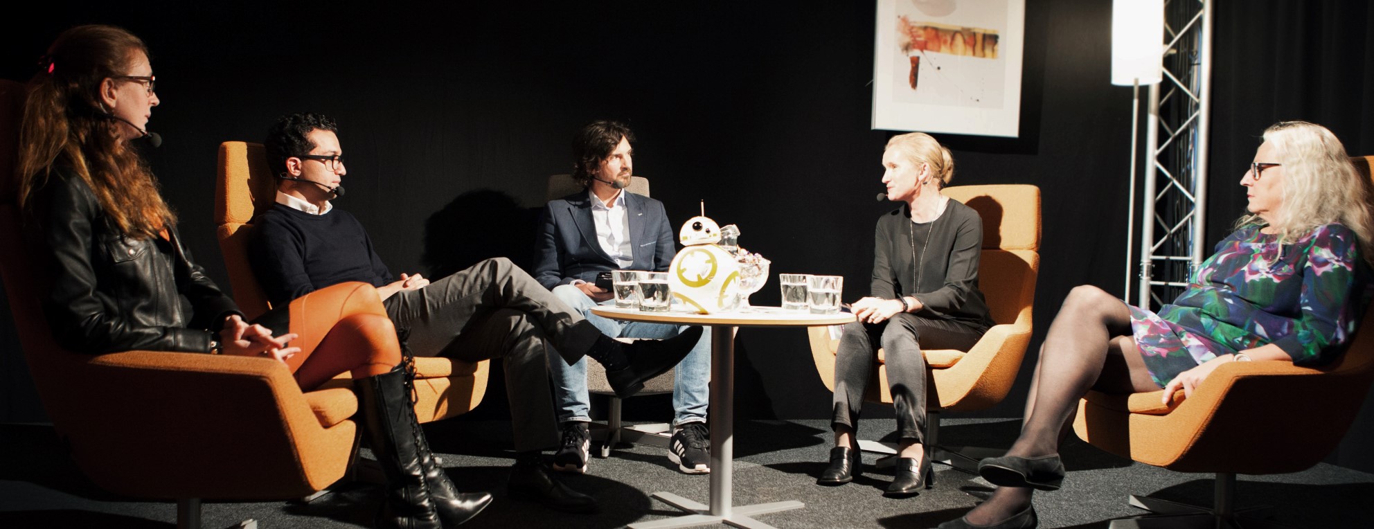 Radioprofilen Morgan Larsson i samtal med fyra forskare på en scen