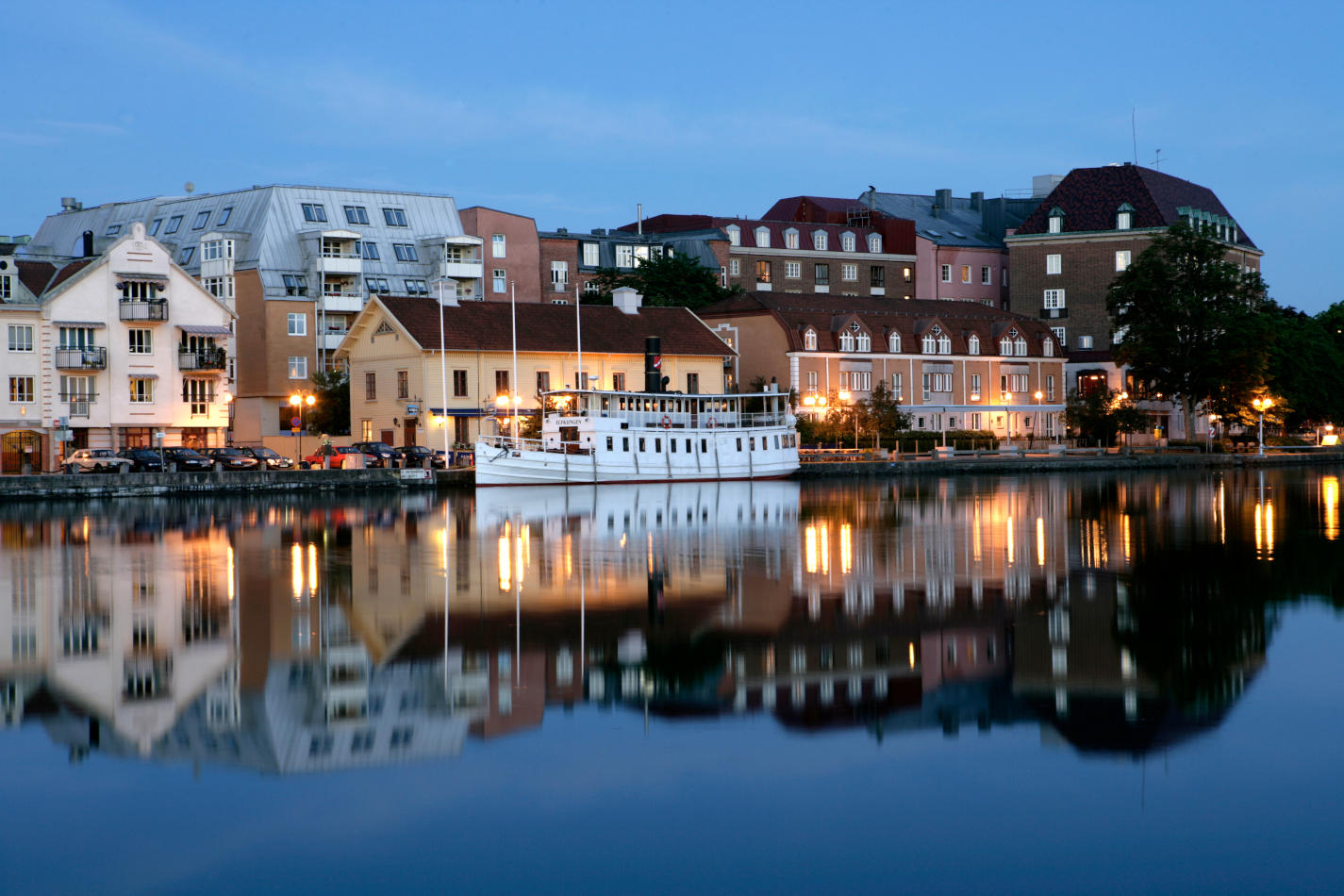 Vy över kanalen och Strandgatan i Trollhättan
