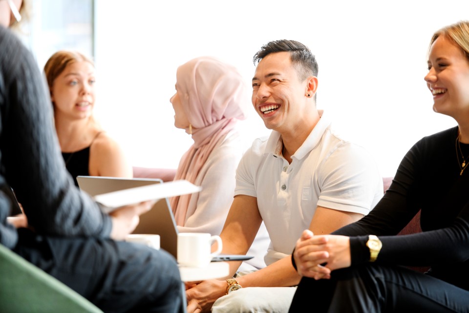 Studenter på campus Högskolan Väst 