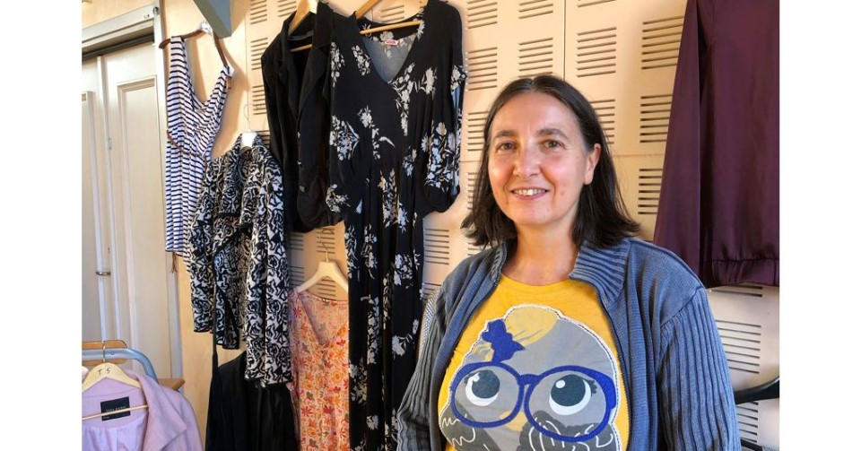 Annabella Loconsole framför kläder