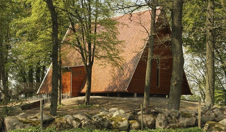 Klosterkyrkan i Varnhem. Omgivande träd och stenmur