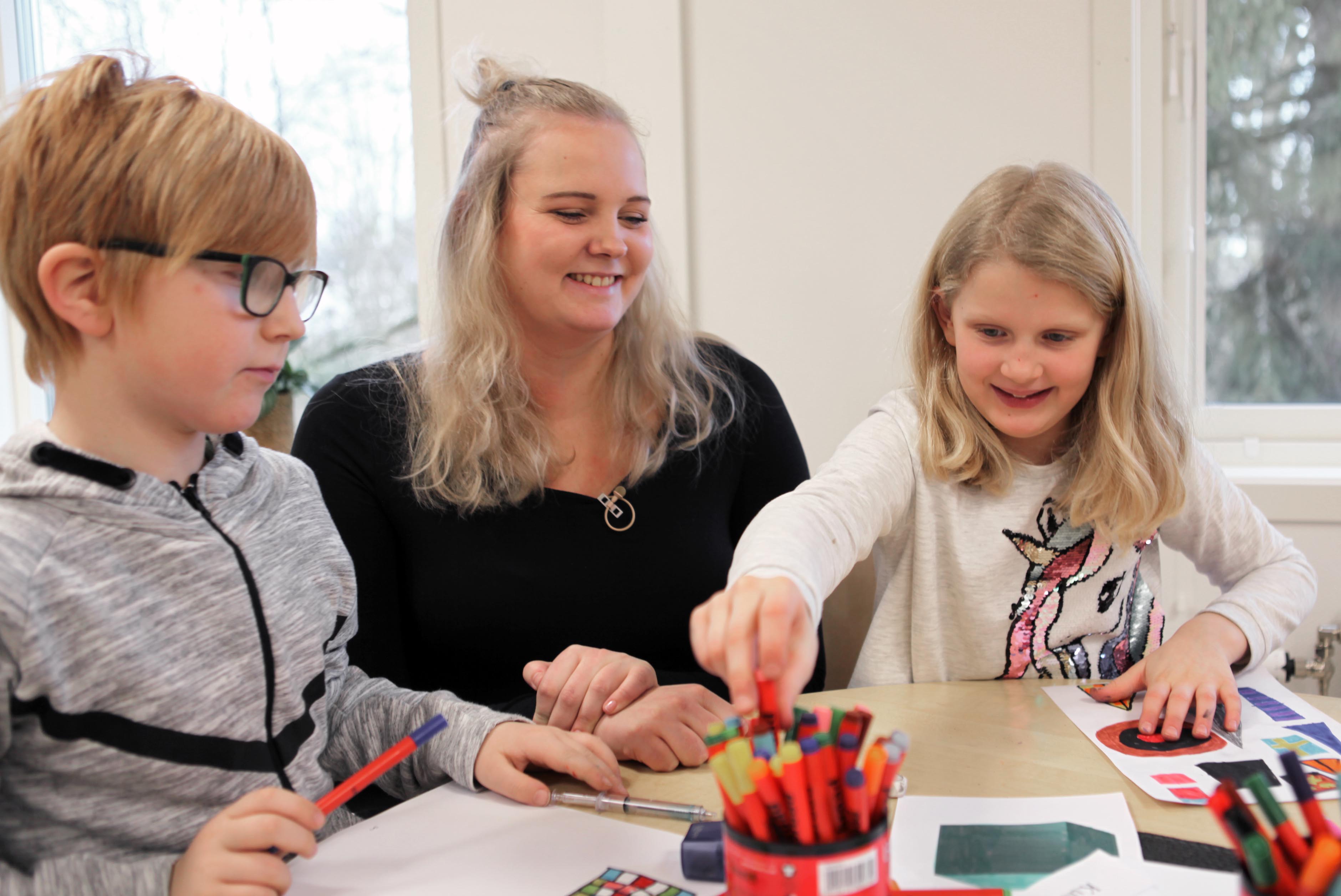 Grundskollärare och skolbarn i klassrum