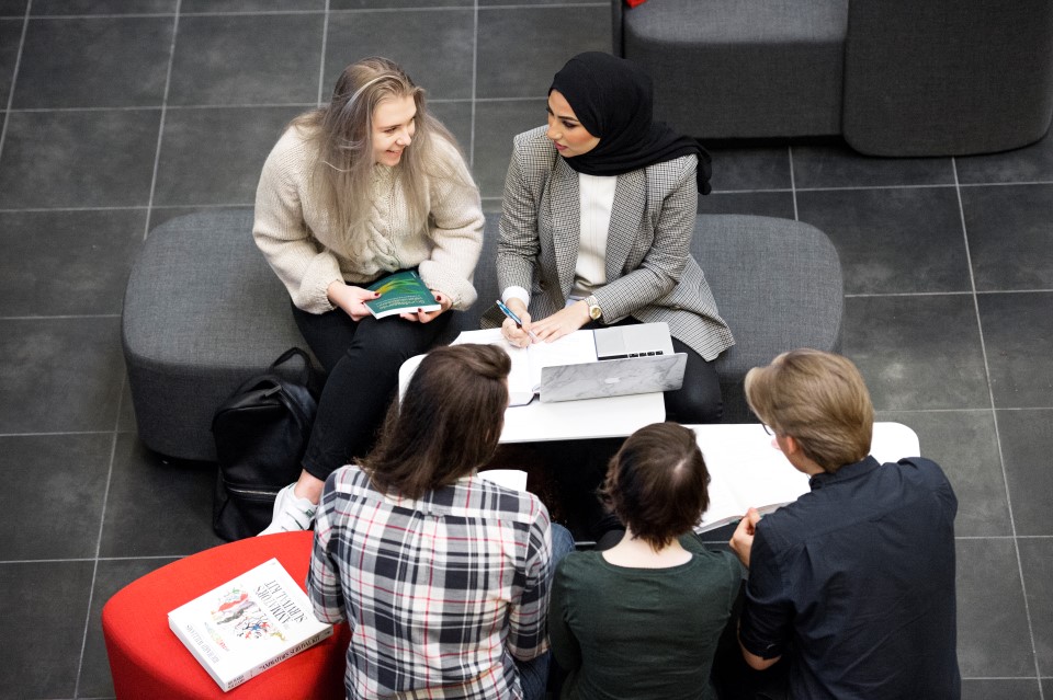 Studenter på campus