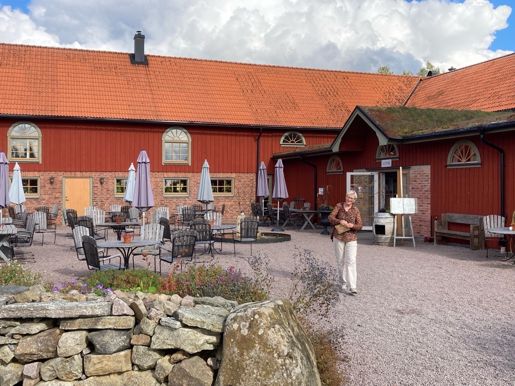 Innegården vid Löfwings Ateljé och Krog. Grusad plan medäldre byggnader runtom