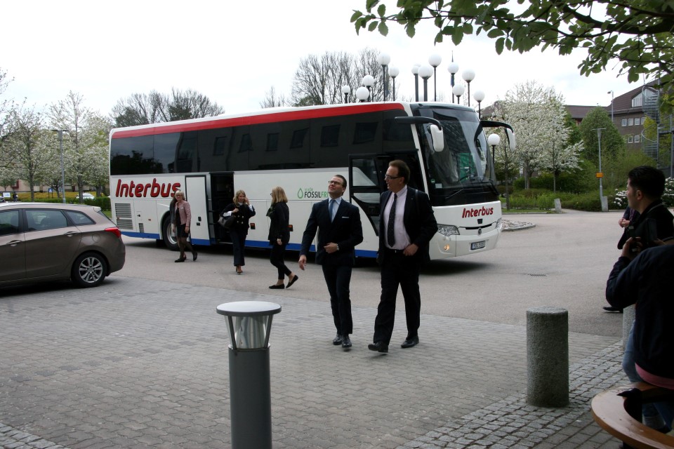 Foto på Prins Daniel och Martin Hellström som går från en buss. 