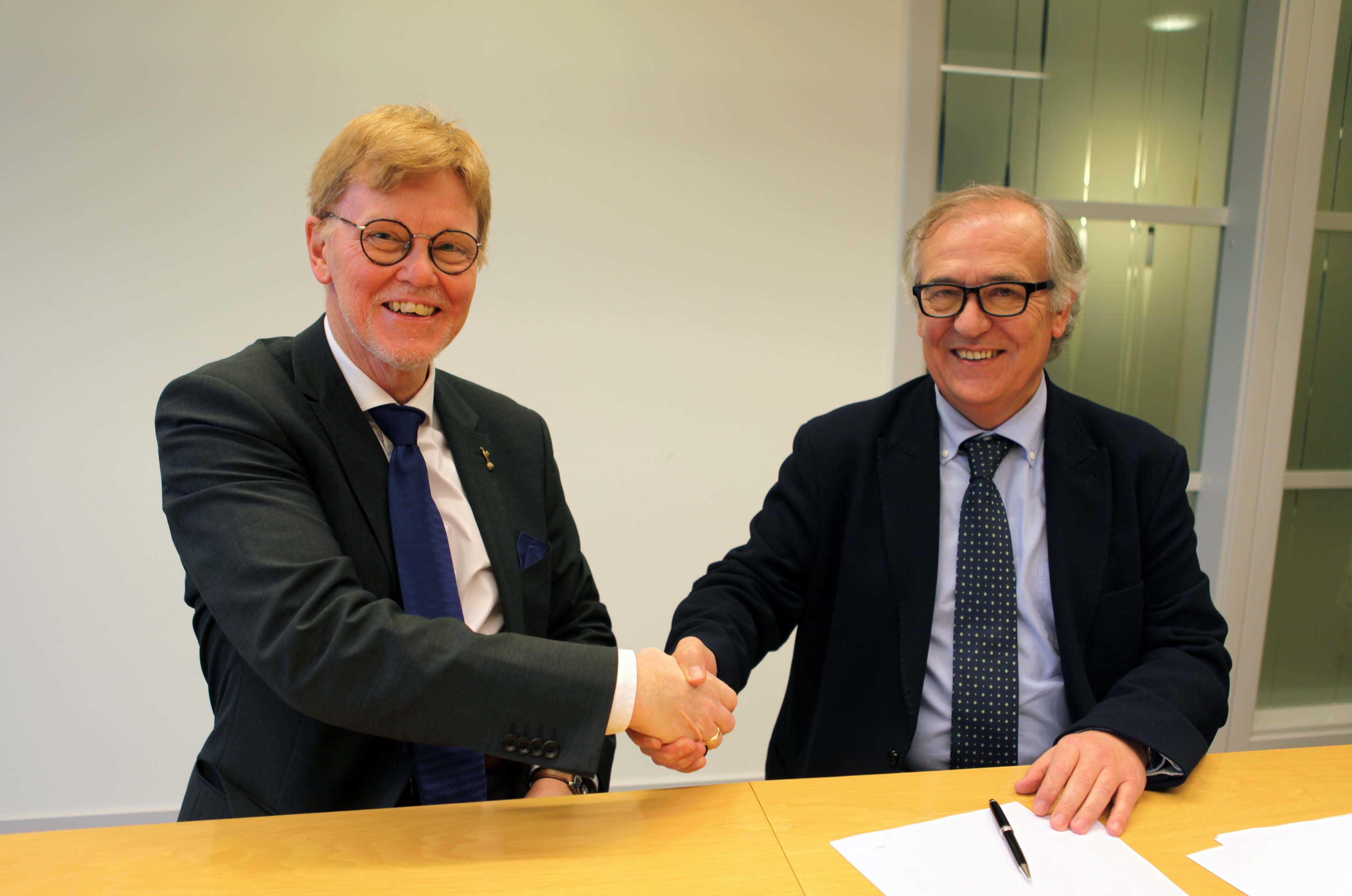 Gunnar Peterson och Dr. Antonio Terceño shakes hands after signing an agreement.
