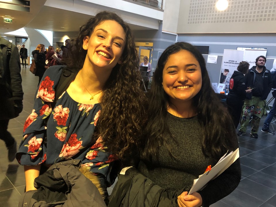 Elaura Tait och Katya Palacios, utländska studenter