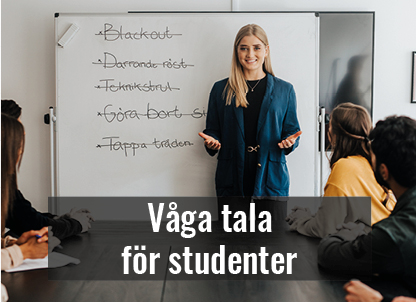 Student som står framme vid talvan i ett klassrum