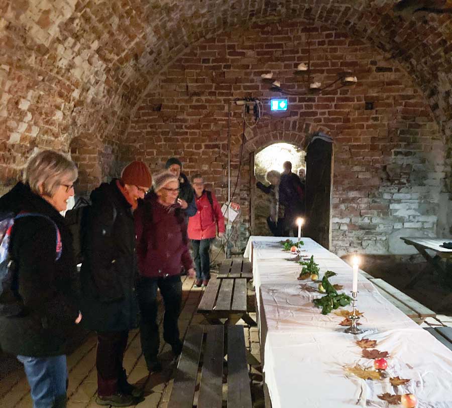 Människor samlade inne i Gräfsnäs slottsruin