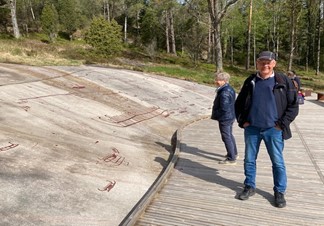 Hällristningar på ett berg
