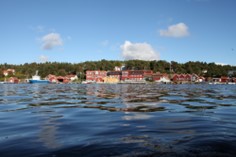 Vy från vattnet mot Tjärnö Marina Laboratorium
