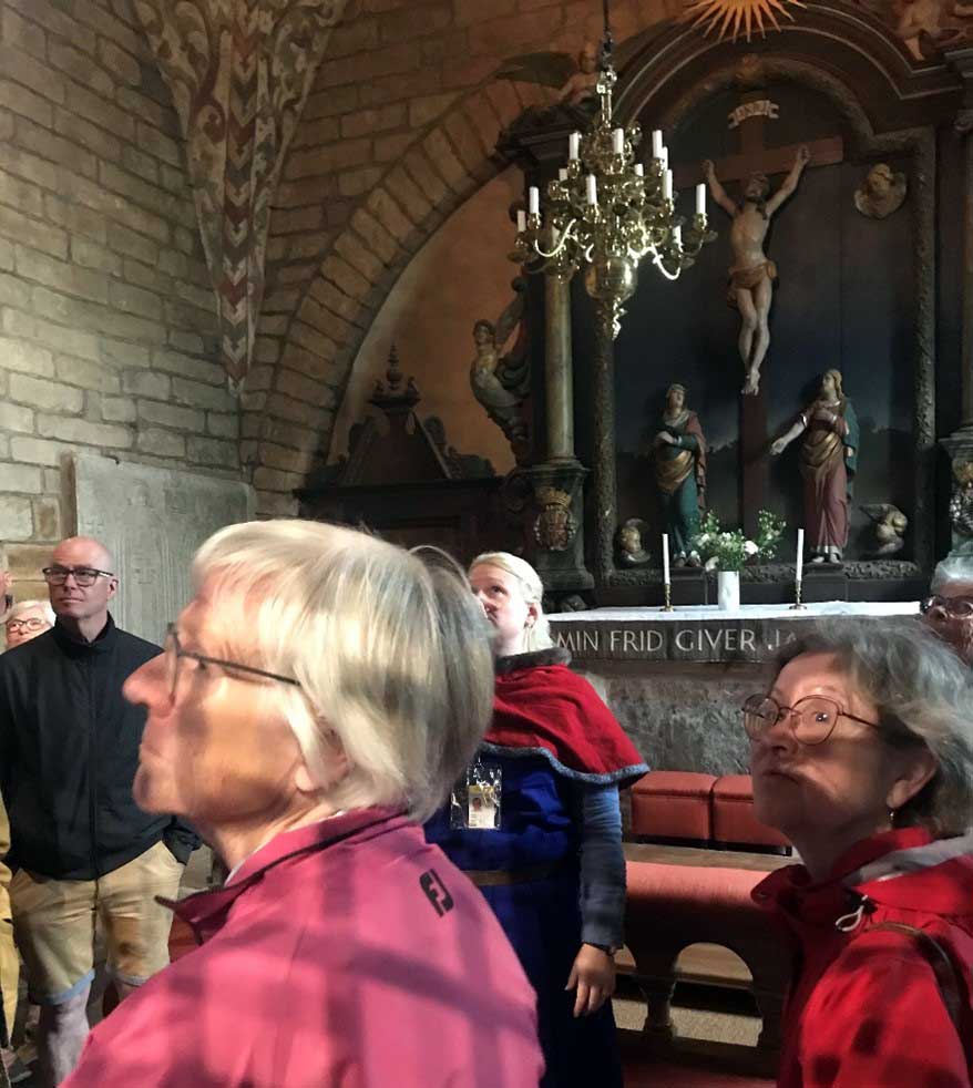 Personer inne i Husaby kyrka vid Kinnekulle