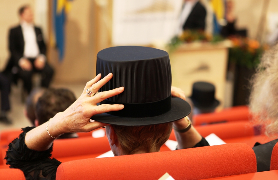 Foto från Albertsalen med doktorshatt i fokus